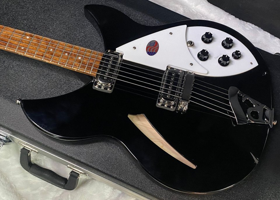 Rickenbacker 330 Jetglo 2026 . Nueva sin estrenar. de segunda mano · Foto 2 de 7 · Madrid · 2250 €