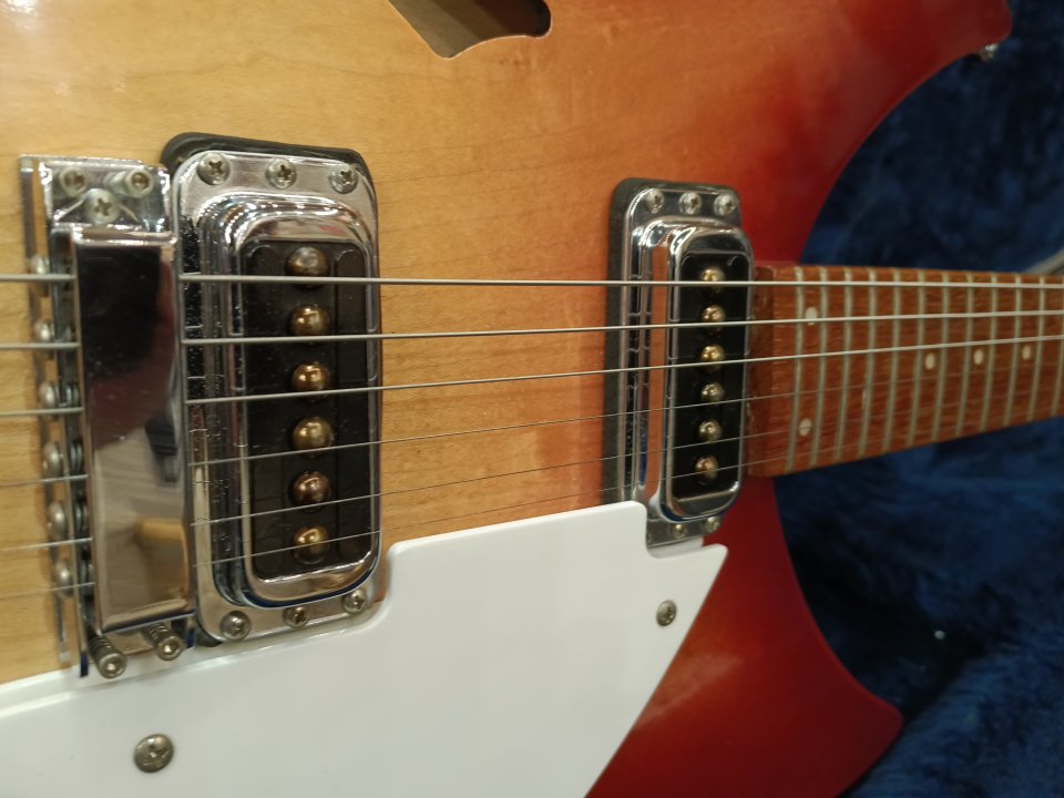 Rickenbacker - 330 Fireglo -1999. usa