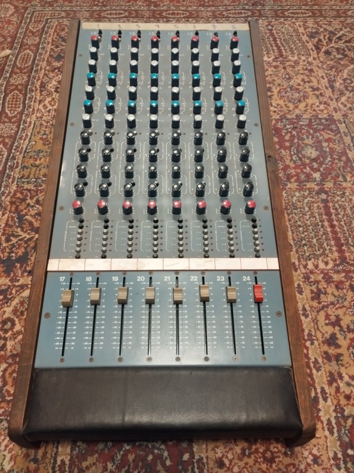 Mesa inglesa TAC Blue de 8 canales con eq