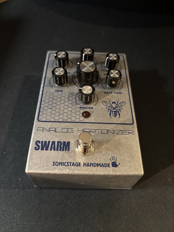 Sonicstage Swarm Analog Harmonizer Pedal de segunda mano · Foto 2 de 4 · Girona · 125 €