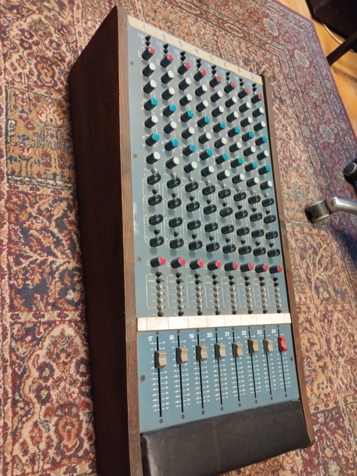 Mesa inglesa TAC Blue de 8 canales con eq