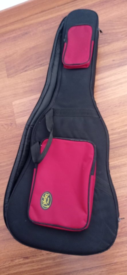 Funda para guitarra acústica Cibeles de segunda mano · Foto 1 de 7 · Cuenca · 35 €