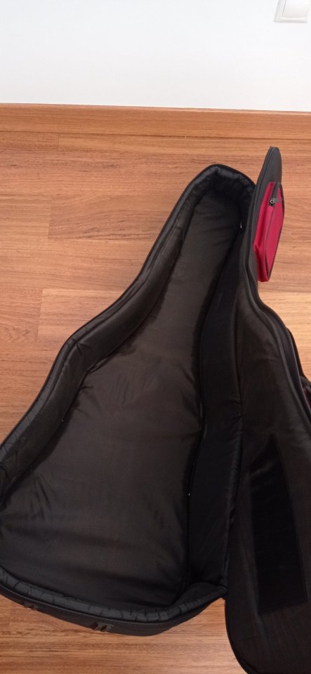 Funda para guitarra acústica Cibeles de segunda mano · Foto 2 de 7 · Cuenca · 35 €