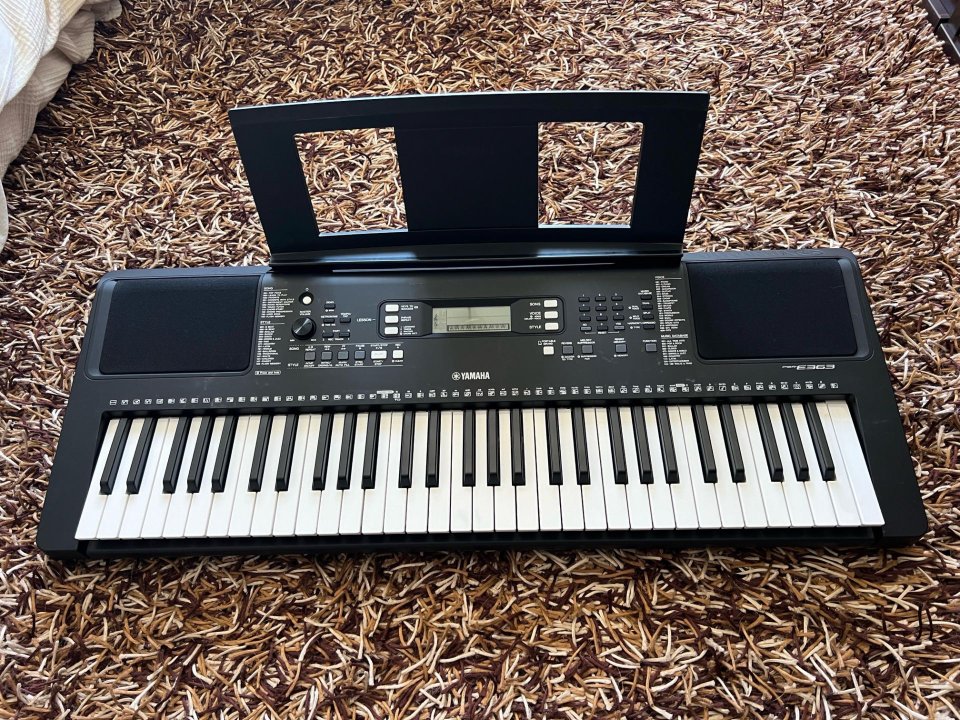 Teclado piano Yamaha PSR-E363 + Funda Thomann
