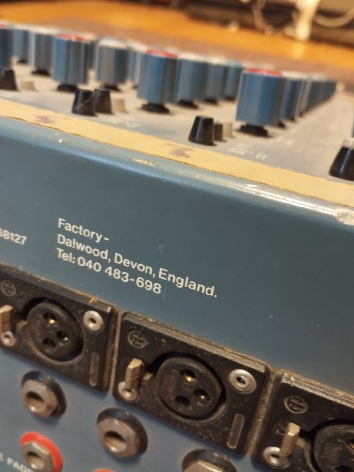 Mesa inglesa TAC Blue de 8 canales con eq