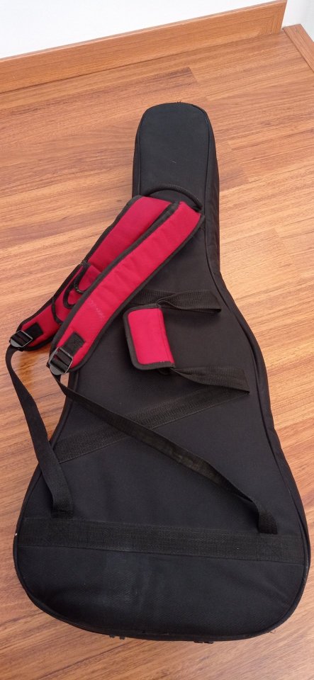 Funda para guitarra acústica Cibeles de segunda mano · Foto 3 de 7 · Cuenca · 35 €