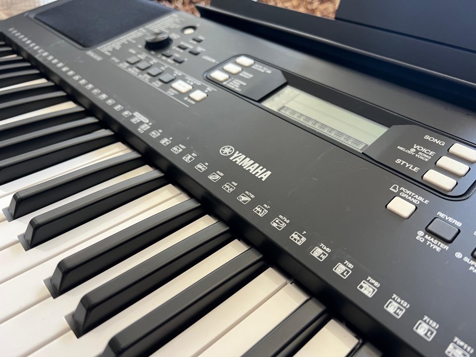 Teclado piano Yamaha PSR-E363 + Funda Thomann