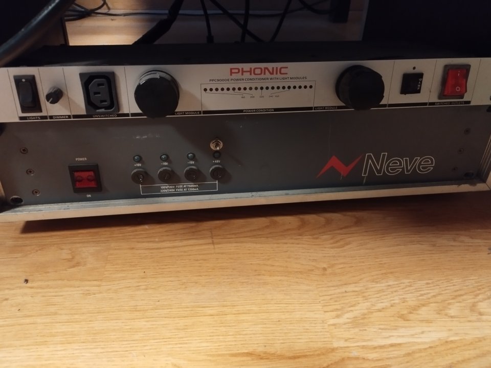 Mesa inglesa TAC Blue de 8 canales con eq