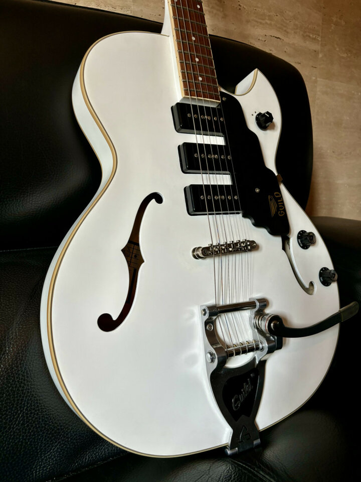 Guild Starfire I Jet 90 Satin White + Funda rígida Guild Deluxe