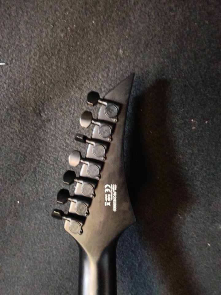 Guitarra 7 cuerdas Solar V2.7C de segunda mano · Foto 7 de 10 · Badajoz · 750 €