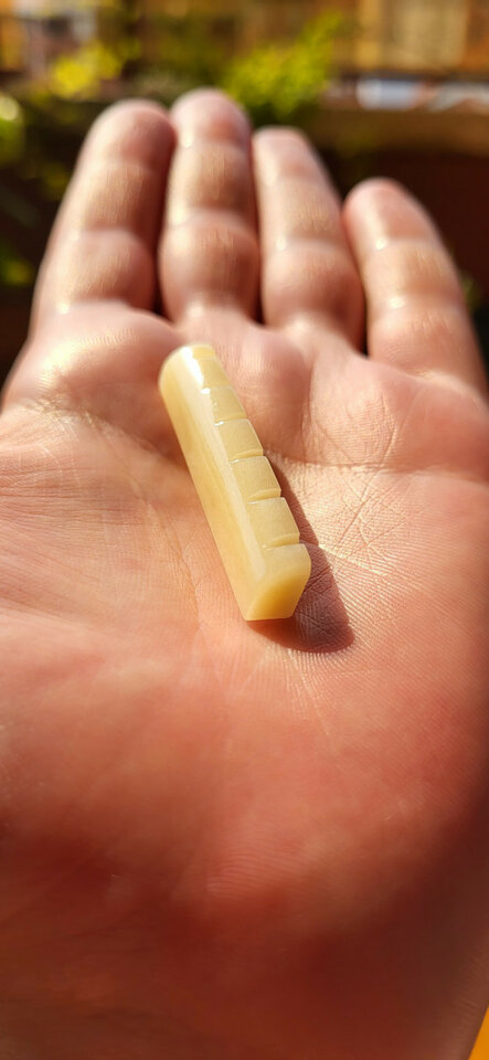 Cejuelas de hueso artesanas.