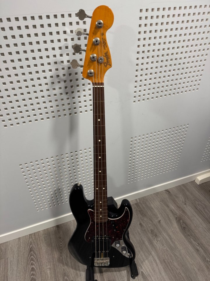 Fender jazz bass avri fretless