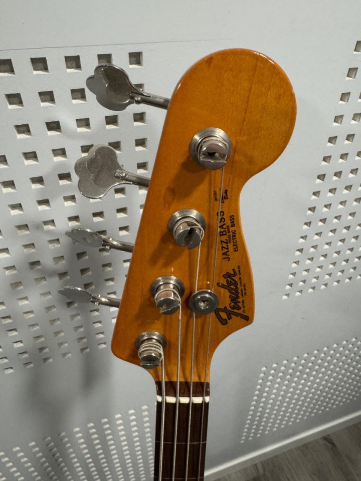 Fender jazz bass avri fretless