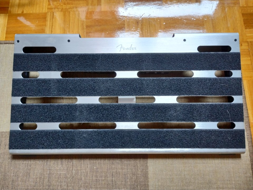 Fender Professional Pedal Board M con fuente de alimentación