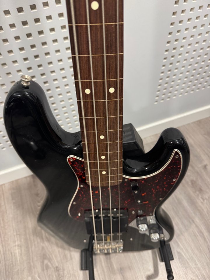 Fender jazz bass avri fretless