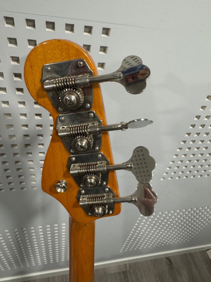 Fender jazz bass avri fretless