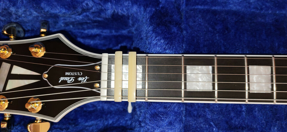 Cejuelas de hueso artesanas.