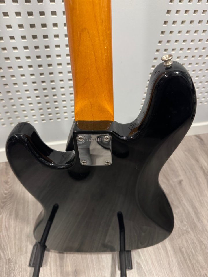 Fender jazz bass avri fretless