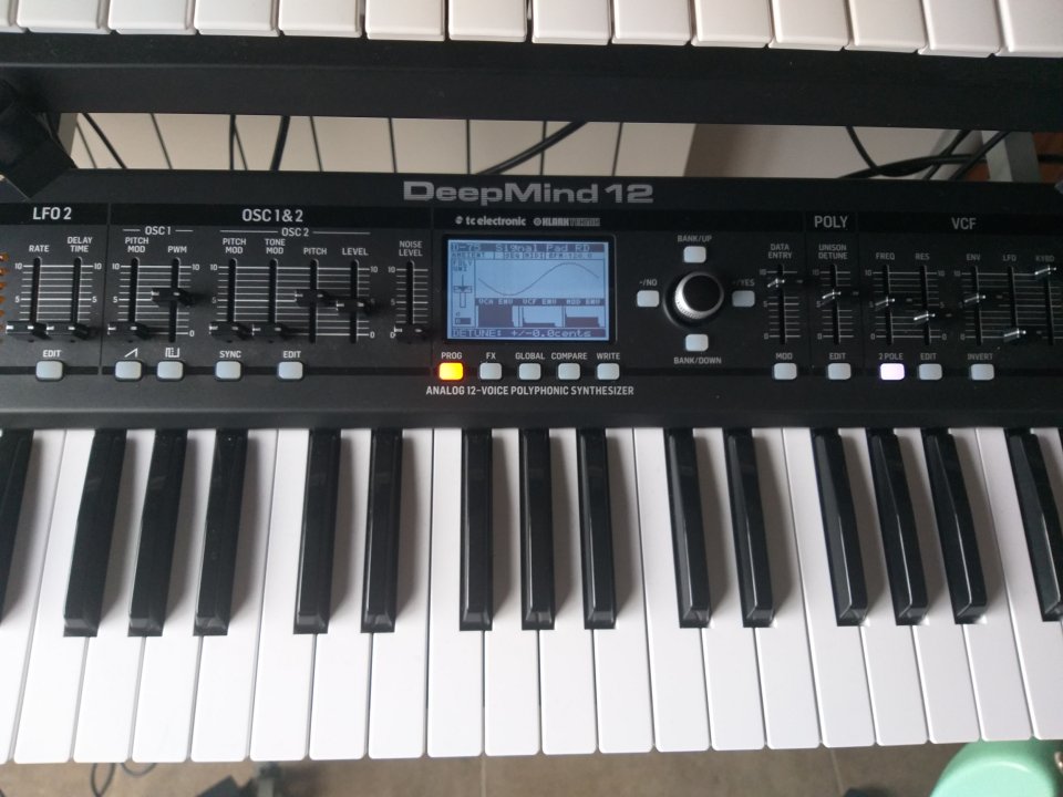Sintetizador Deepmind 12 con estuche rígido