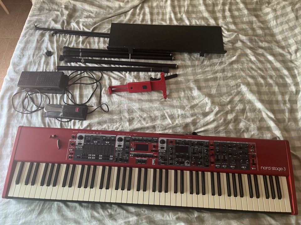 Vendo Nord Stage 3 88 HA y complementos de segunda mano · Foto 1 de 8 · Barcelona · 2500 €