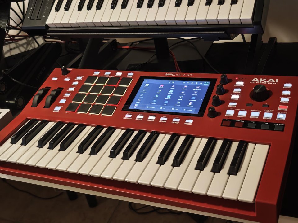 Akai mpc key 37 + extras de segunda mano · Foto 2 de 7 · Granada · 550 €