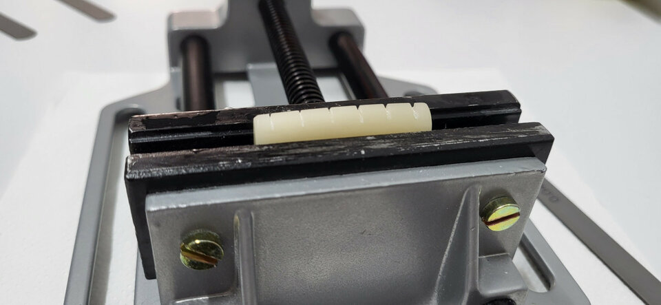 Cejuelas de hueso artesanas.