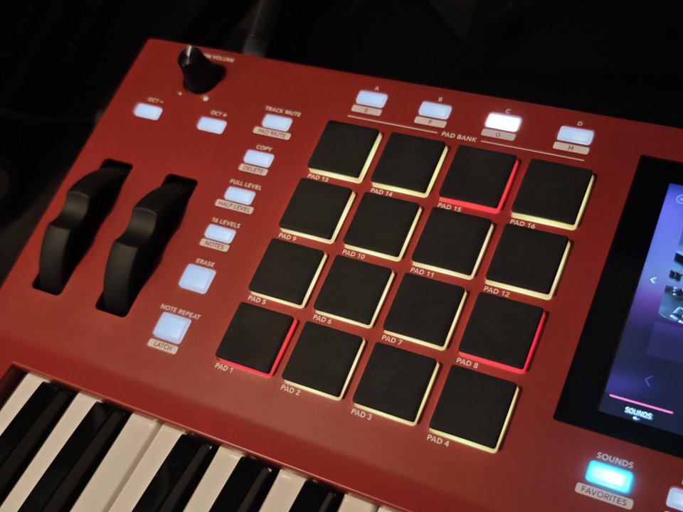 Akai mpc key 37 + extras de segunda mano · Foto 6 de 7 · Granada · 550 €