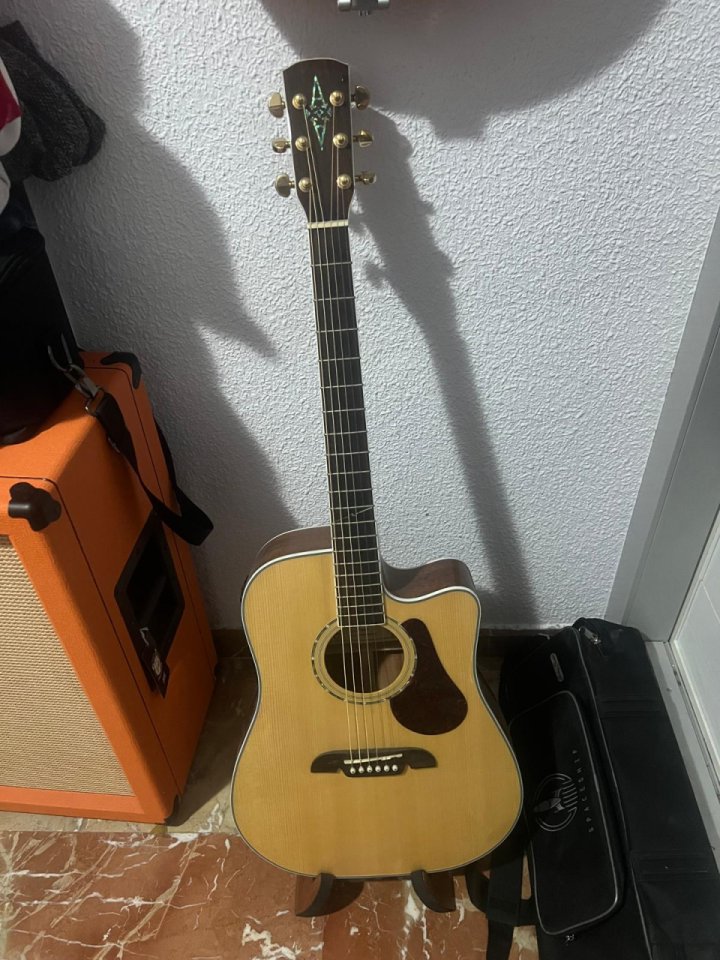 Acústica Álvarez con previo y  estuche