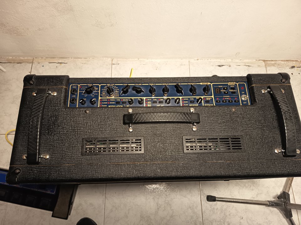 VOX Valvetronix AD120 VT 2x60 Watt, 2x12" estereo