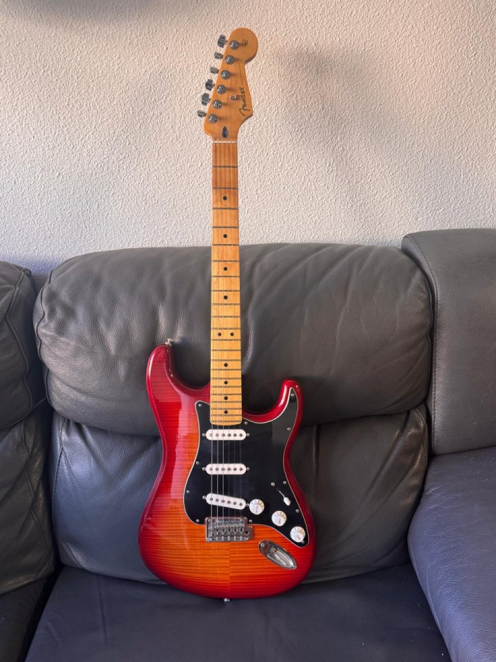 Fender Stratocaster Player Cherryburst.
