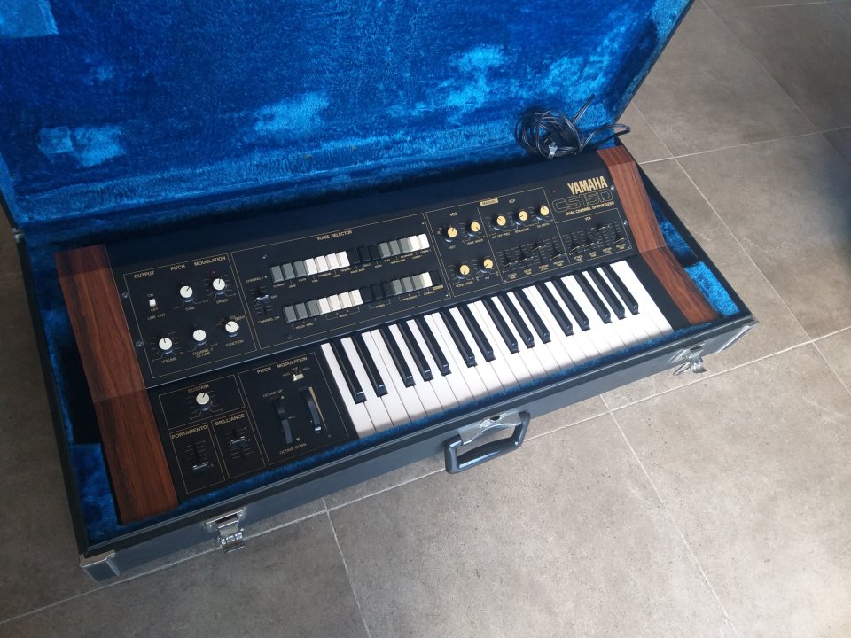 Sintetizador vintage Yamaha cs15d