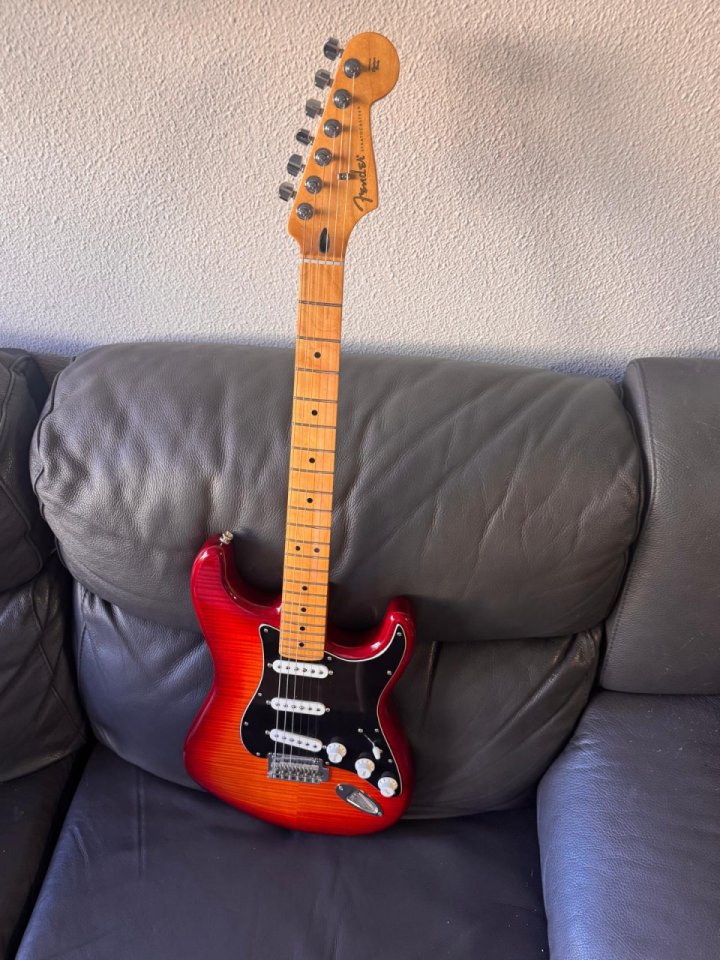 Fender Stratocaster Player Cherryburst.