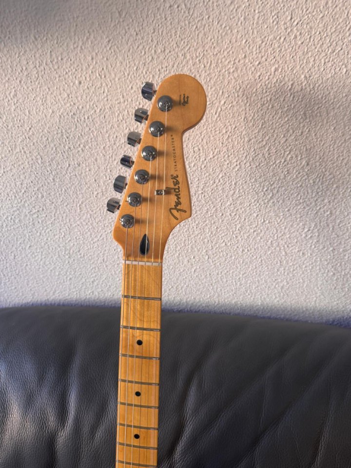 Fender Stratocaster Player Cherryburst.