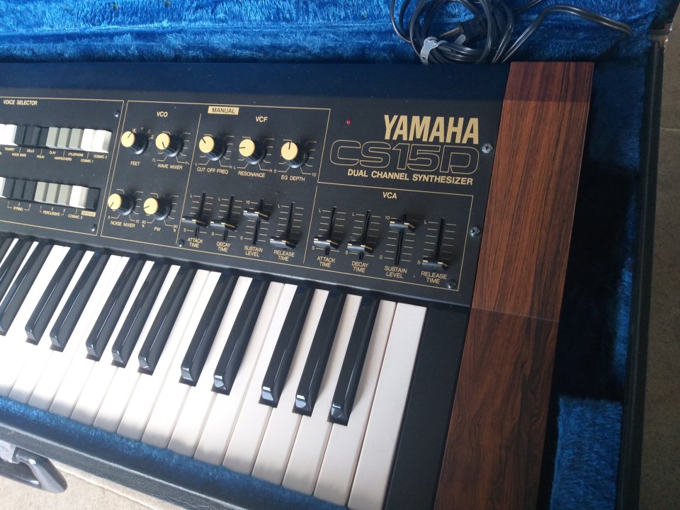 Sintetizador vintage Yamaha cs15d