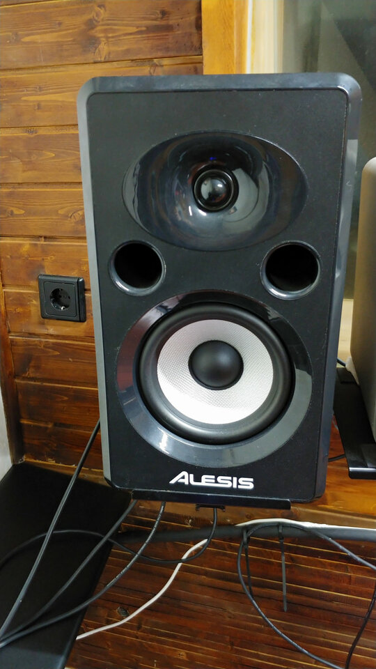 Alesis Elevate 6 Activos