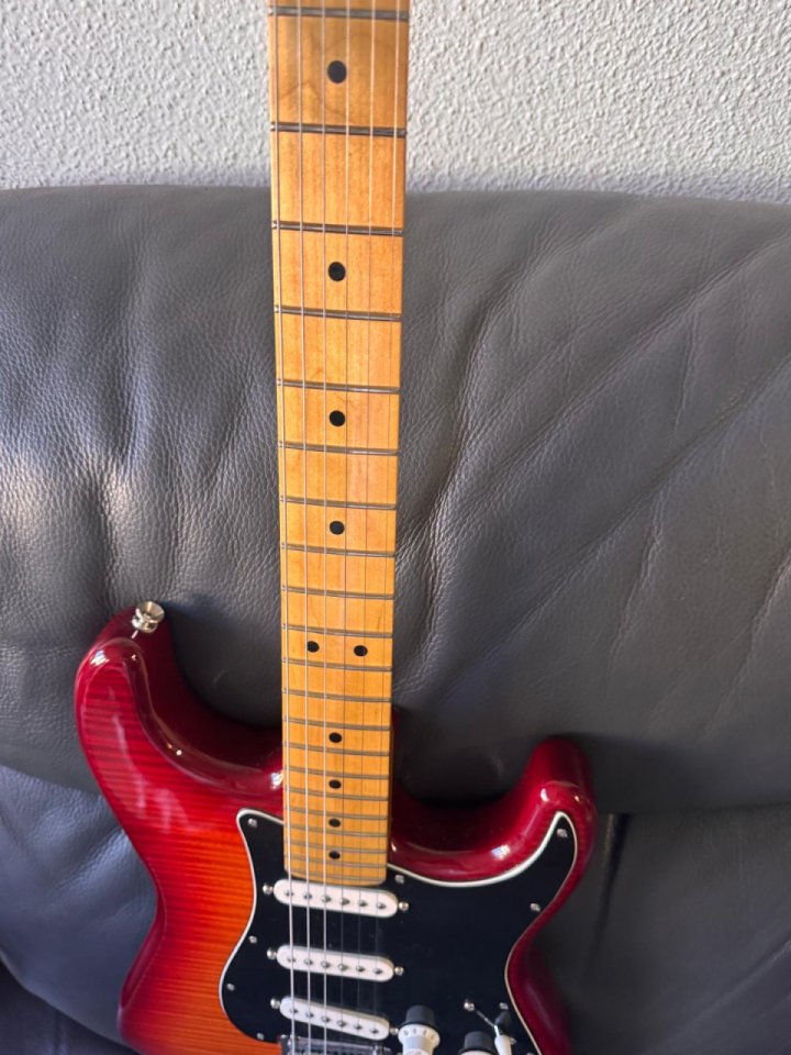 Fender Stratocaster Player Cherryburst.