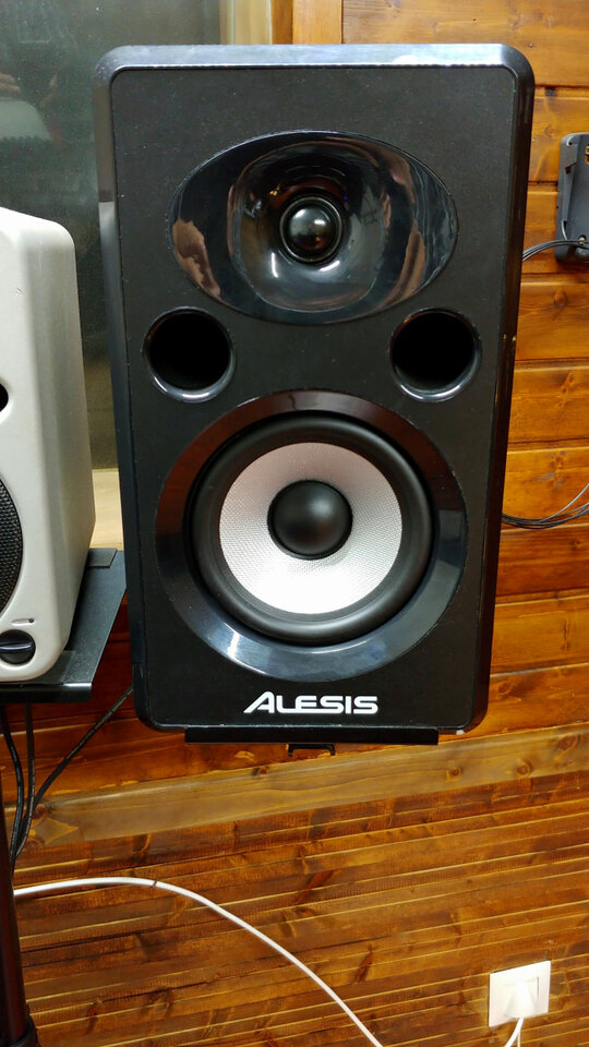 Alesis Elevate 6 Activos