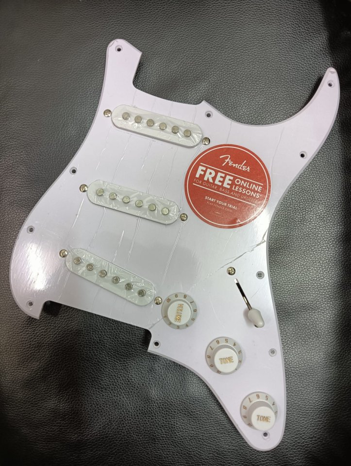Pickguard Fender Squire con Electrónica
