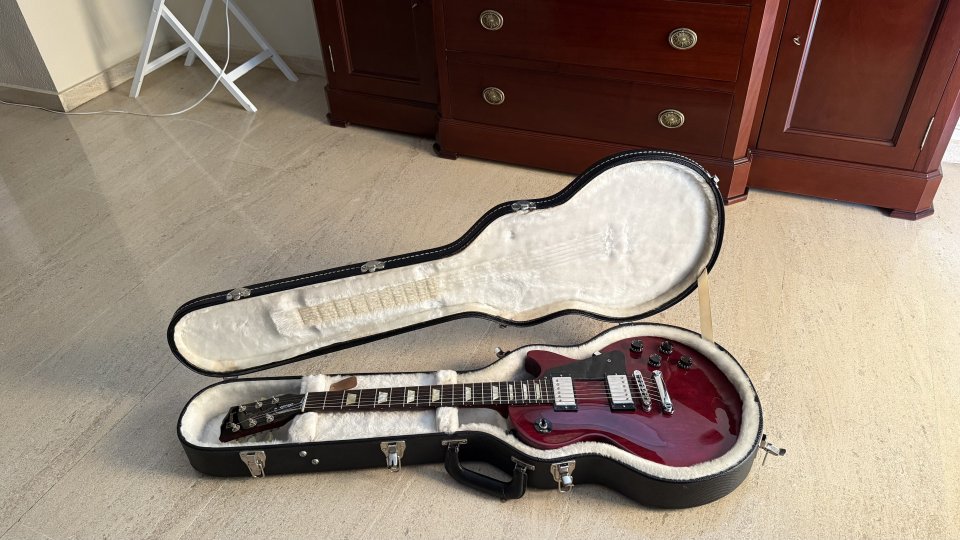 Gibson Les Paul Studio y Marshall MG 30FX