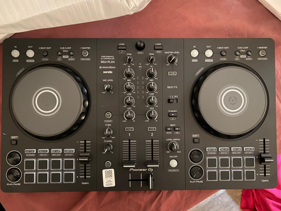 Controladora Pioneer DJ DDJ-FLX4 – Como Nueva (Solo 2 semanas de uso) de segunda mano · Foto 2 de 7 · Madrid · 285 €