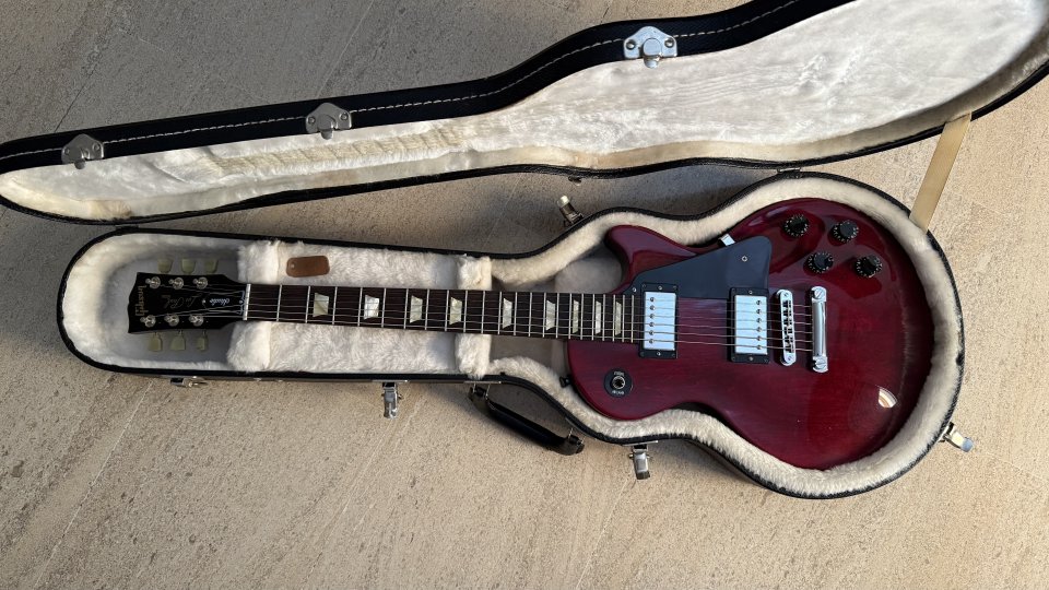 Gibson Les Paul Studio y Marshall MG 30FX