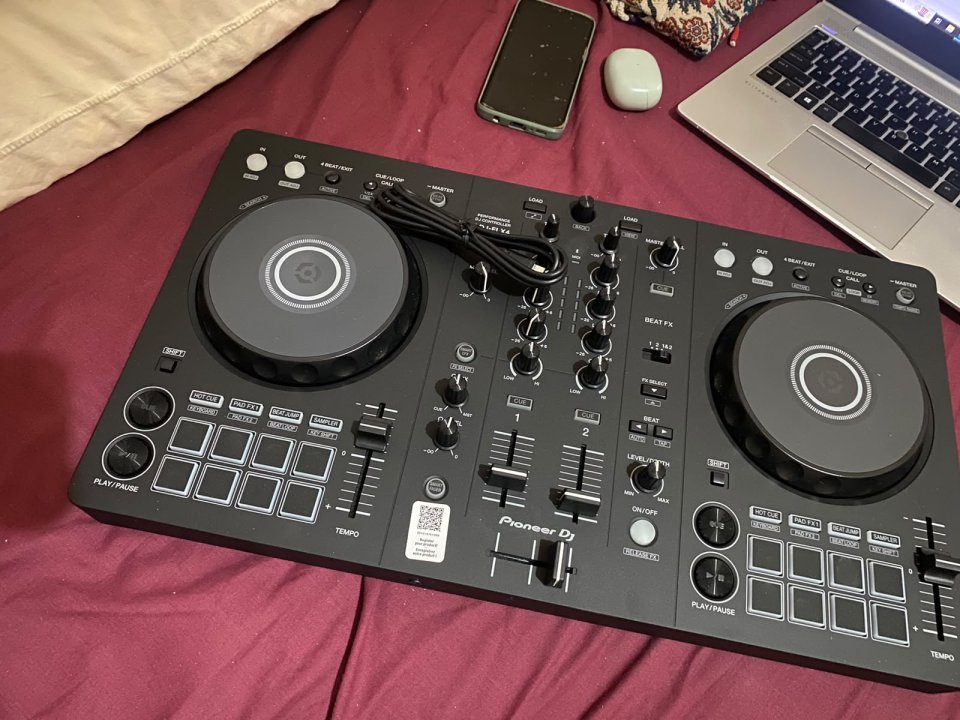Controladora Pioneer DJ DDJ-FLX4 – Como Nueva (Solo 2 semanas de uso) de segunda mano · Foto 3 de 7 · Madrid · 285 €
