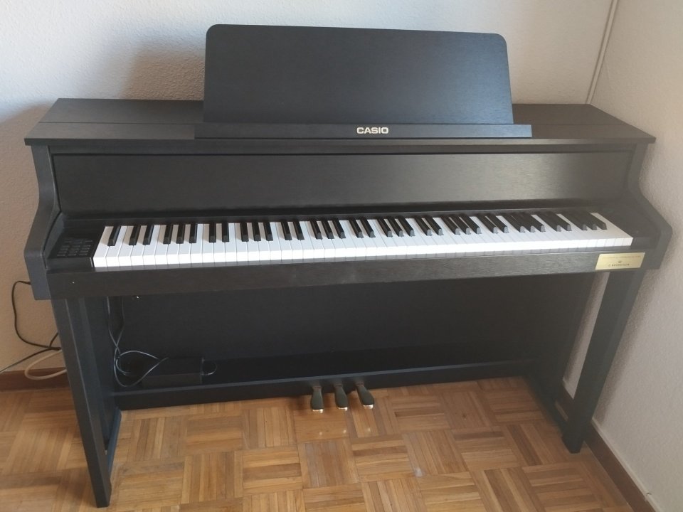 Piano digital híbrido de segunda mano · Foto 1 de 5 · Madrid · 2100 €