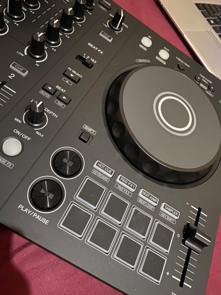 Controladora Pioneer DJ DDJ-FLX4 – Como Nueva (Solo 2 semanas de uso) de segunda mano · Foto 4 de 7 · Madrid · 285 €