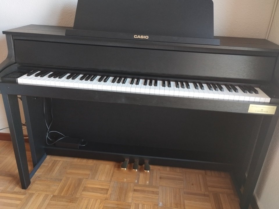 Piano digital híbrido de segunda mano · Foto 2 de 5 · Madrid · 2100 €