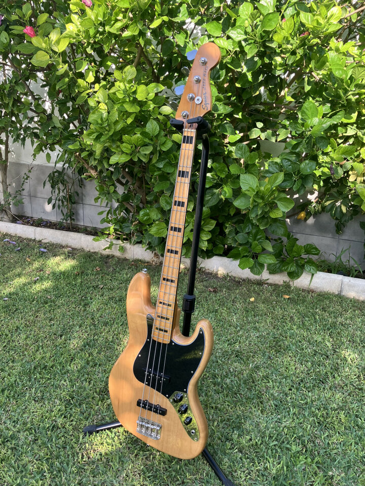 Bajo Squier Jazz Bass