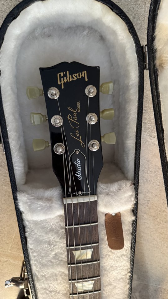 Gibson Les Paul Studio y Marshall MG 30FX