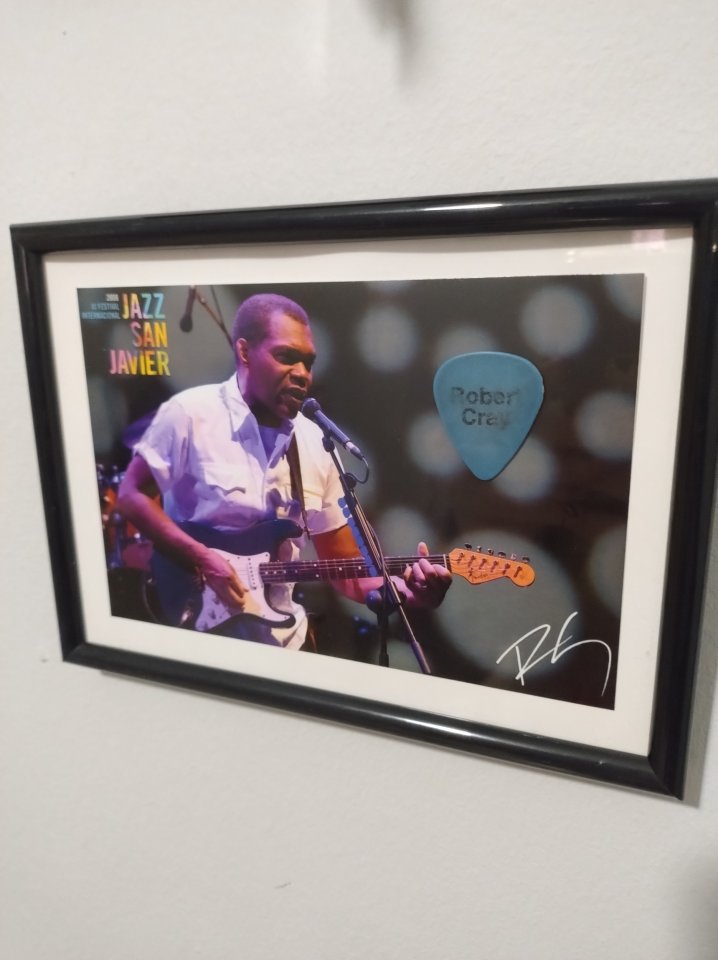 Cuadro con foto y púa original de Robert Cray