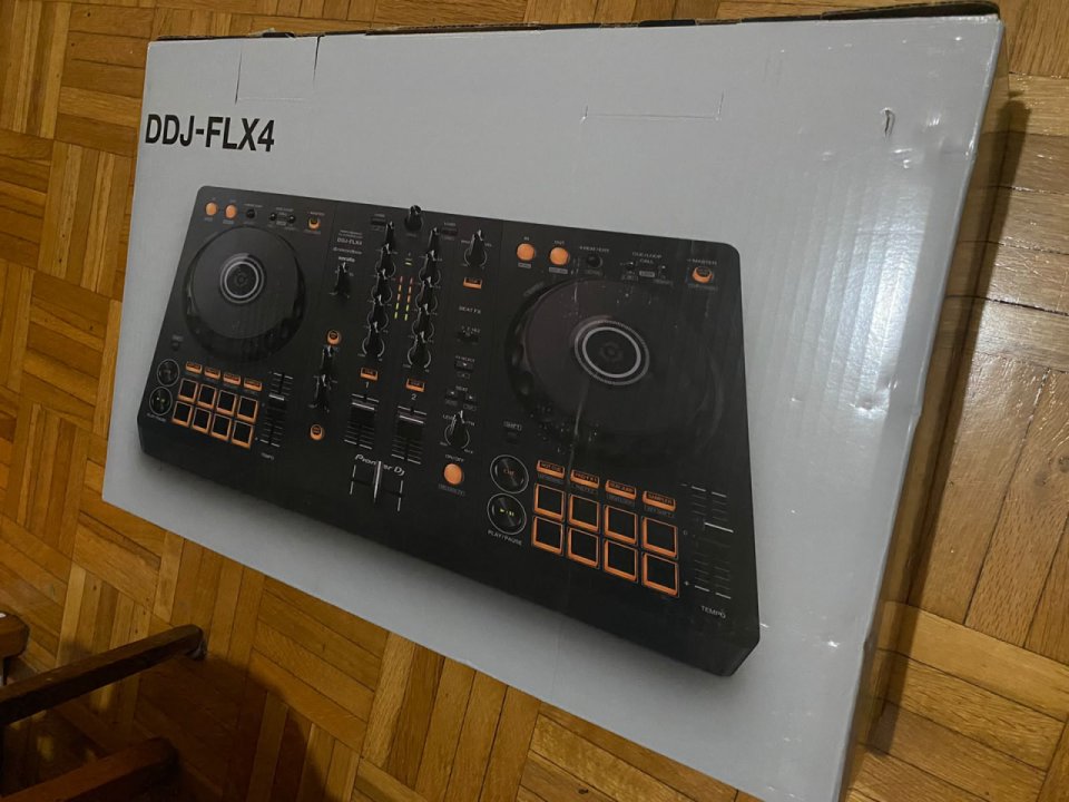 Controladora Pioneer DJ DDJ-FLX4 – Como Nueva (Solo 2 semanas de uso) de segunda mano · Foto 5 de 7 · Madrid · 285 €