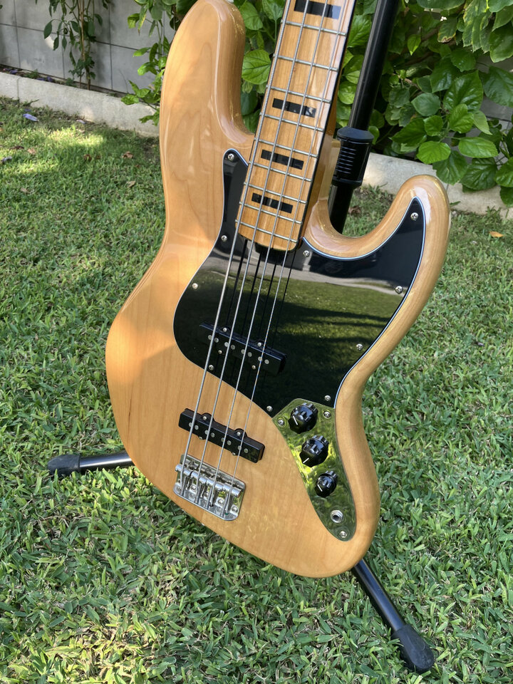 Bajo Squier Jazz Bass